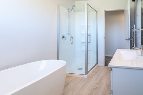 Photo of property in 2 Matakanui Lane, Wanaka, 9305