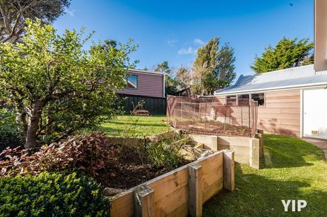 Photo of property in 7 Cheltenham Terrace, Newlands, Wellington, 6037