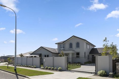 Photo of property in 124 Johnstone Drive, Fitzherbert, Palmerston North, 4410
