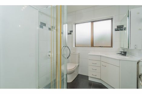 Photo of property in 2/25 Sailfish Drive, West Harbour, Auckland, 0618