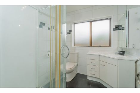 Photo of property in 2/25 Sailfish Drive, West Harbour, Auckland, 0618