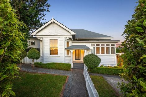 Photo of property in 1/157 Glenfield Road, Hillcrest, Auckland, 0626