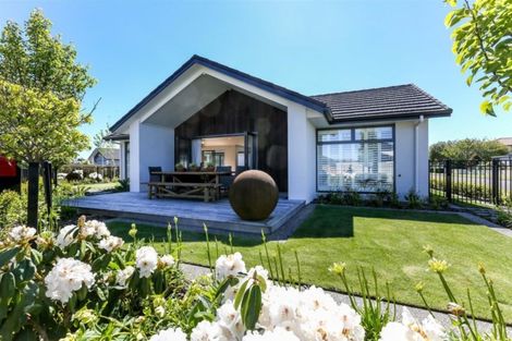 Photo of property in 1 Tupare Place, Highlands Park, New Plymouth, 4312