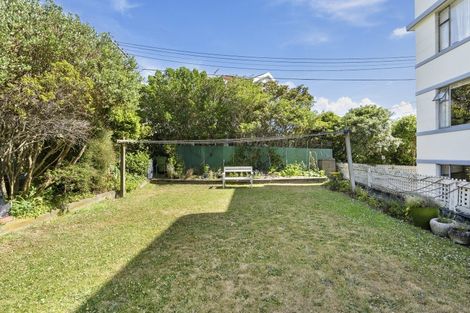 Photo of property in Owd Trafford Flats, 17 Brougham Street, Mount Victoria, Wellington, 6011