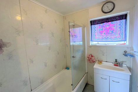 Photo of property in 90 Oreil Avenue, West Harbour, Auckland, 0618