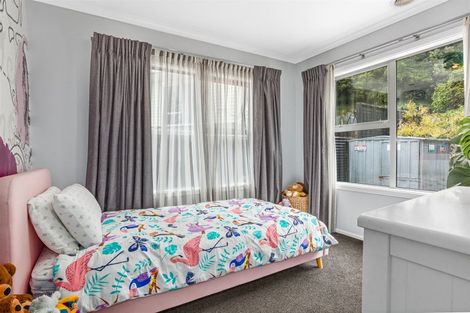 Photo of property in 56 Gloaming Hill, Titahi Bay, Porirua, 5022