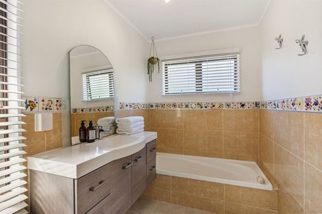 Photo of property in 9 Hale Crescent, Bayview, Auckland, 0629