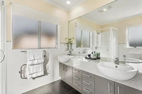 Photo of property in 10 Briar Vale Place, Flat Bush, Auckland, 2016