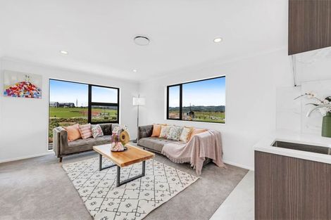 Photo of property in 48 Emerald Avenue, Rosehill, Papakura, 2113