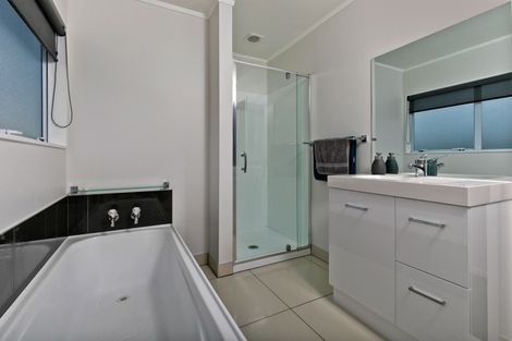 Photo of property in 55 Triangle Road, Massey, Auckland, 0614