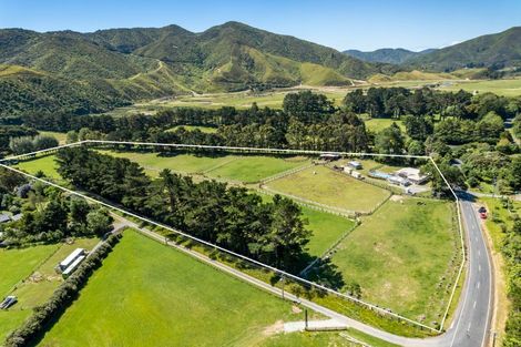 Photo of property in 1090 Coast Road, Wainuiomata Coast, Wainuiomata, 5373