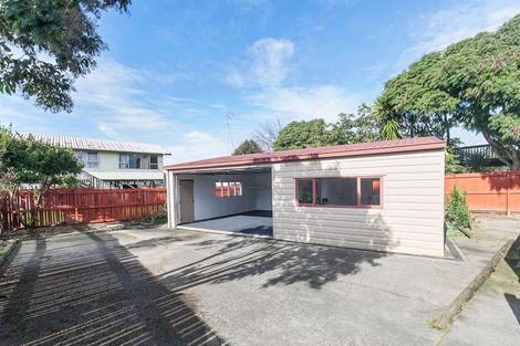 Photo of property in 40 Beach Road, Te Atatu Peninsula, Auckland, 0610
