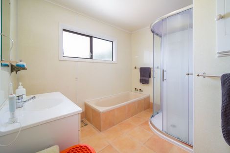 Photo of property in 30 Sutton Crescent, Papakura, 2110