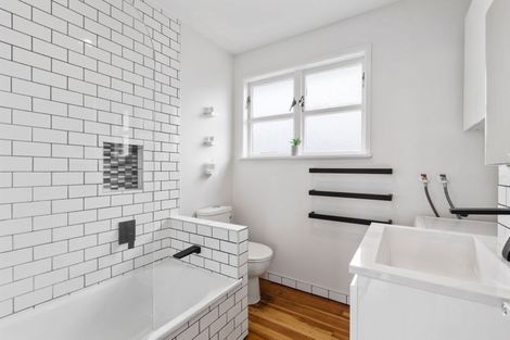 Photo of property in 2/116 Beach Haven Road, Beach Haven, Auckland, 0626