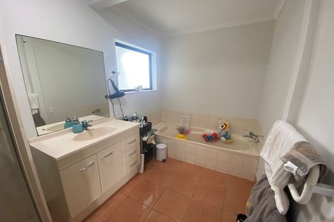 Photo of property in 43a Edgewater Drive, Pakuranga, Auckland, 2010