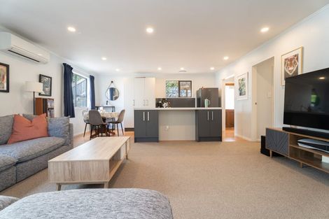 Photo of property in 31 Cheltenham Terrace, Newlands, Wellington, 6037