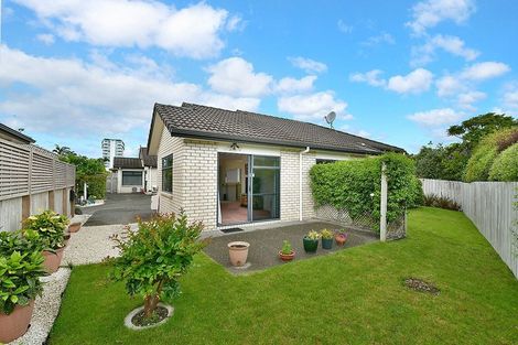 Photo of property in 12 Francis Skinner Place, Orewa, 0931