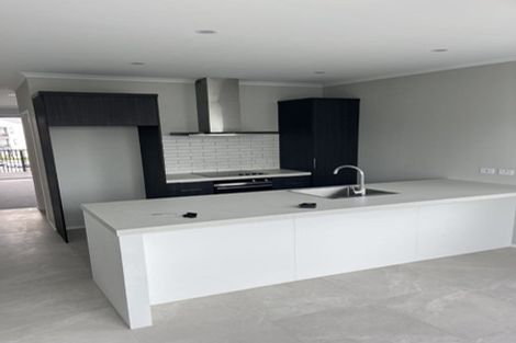 Photo of property in 4/1 Ko Roa Lane, Hobsonville, 0616