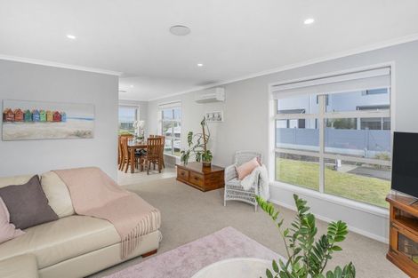 Photo of property in 17 Mermaid Place, Whitianga, 3510