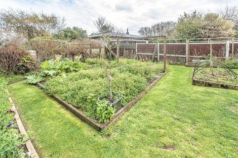 Photo of property in 28 Peakes Road, Saint Johns Hill, Whanganui, 4501