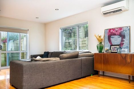 Photo of property in 130 Keri Vista Rise, Papakura, 2110