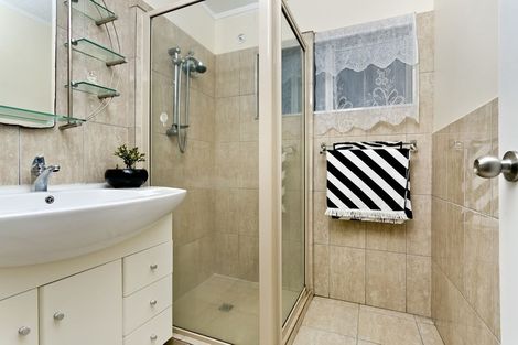 Photo of property in 1/100 Lynn Road, Bayview, Auckland, 0629