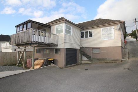 Photo of property in 13 Warrington Grove, Newlands, Wellington, 6037