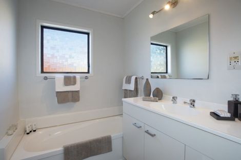 Photo of property in 85 Kiwi Esplanade, Mangere Bridge, Auckland, 2022