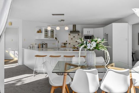 Photo of property in 31 Willowview Drive, Redwood, Christchurch, 8051