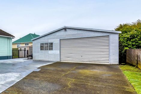 Photo of property in 1 Malone Place, Hawera, 4610