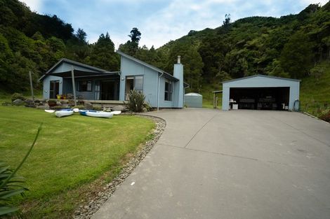 Photo of property in 139 Te Mahoe Road, Mokau, 4376