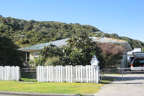 Photo of property in 7 Arum Road, Karoro, Greymouth, 7805