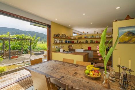 Photo of property in 19 Victoria Street, Coromandel, 3506