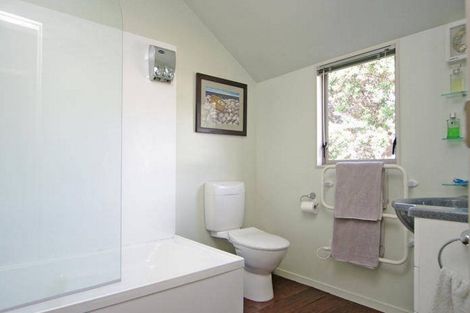 Photo of property in 2/131 Queens Drive, Lyall Bay, Wellington, 6022