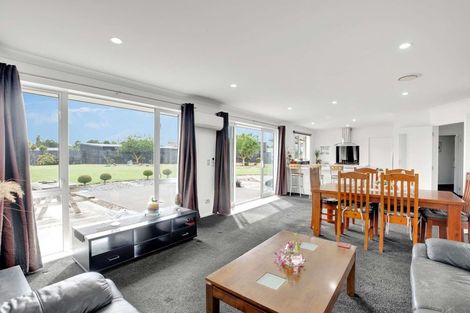 Photo of property in 15 Riverside Way, Amberley, 7410