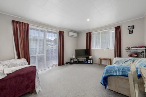Photo of property in 16 Oaklands Grove, Clouston Park, Upper Hutt, 5018