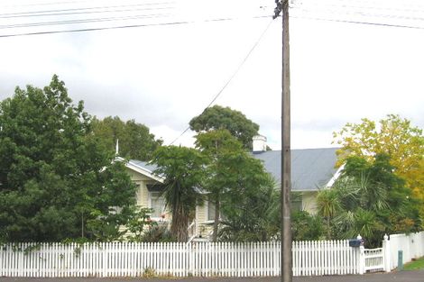 Photo of property in 15 Waterview Road, Stanley Point, Auckland, 0624