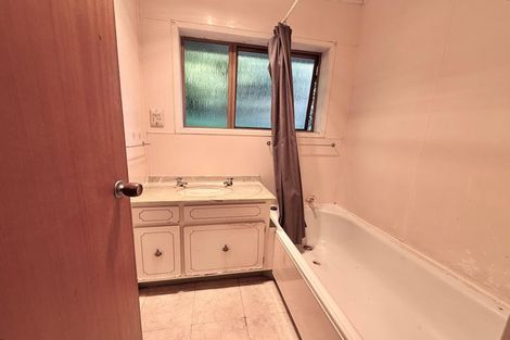 Photo of property in 1/404 Glenfield Road, Glenfield, Auckland, 0629