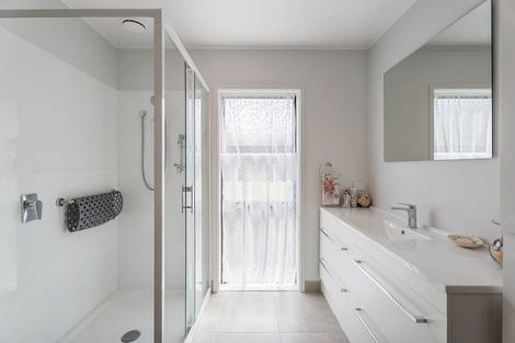 Photo of property in 5 Marina View Drive, West Harbour, Auckland, 0618