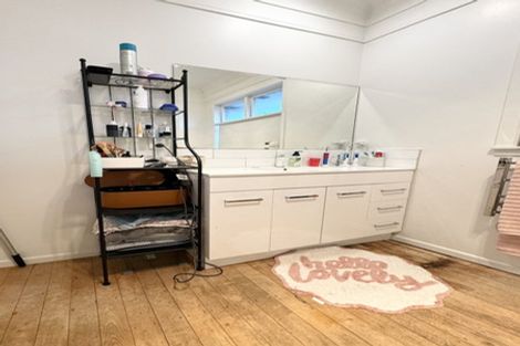 Photo of property in 54 Seymour Road, Sunnyvale, Auckland, 0612