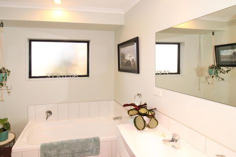 Photo of property in 10 Rexwood Estate, Carterton, 5713