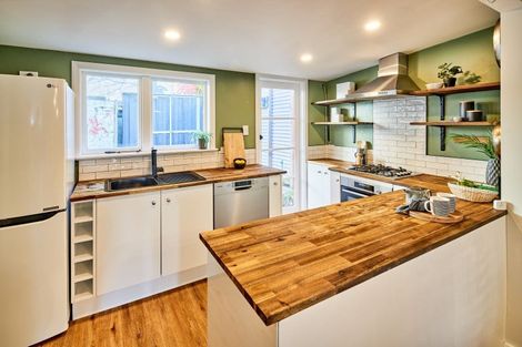 Photo of property in 197 Marine Parade, Seatoun, Wellington, 6022