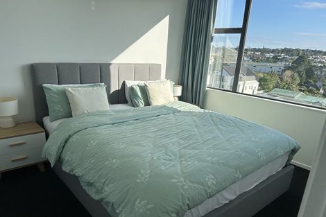 Photo of property in 5/15 Chivalry Road, Glenfield, Auckland, 0629