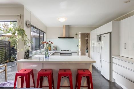 Photo of property in 22 Chedworth Drive, Glenfield, Auckland, 0629