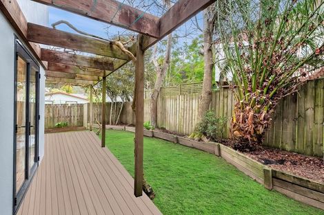 Photo of property in 2/12 Philip Place, Hillcrest, Auckland, 0627