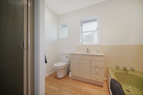 Photo of property in 32 Essex Street, Te Atatu South, Auckland, 0610