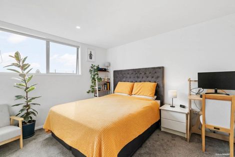 Photo of property in 4/7 Flanshaw Road, Te Atatu South, Auckland, 0610