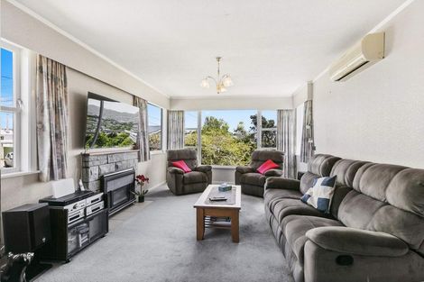 Photo of property in 18 Alder Place, Newlands, Wellington, 6037