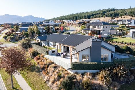 Photo of property in 2 Urquhart Place, Wanaka, 9305