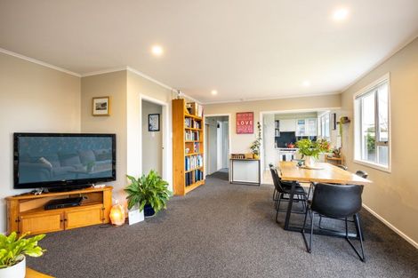Photo of property in 18 Pukatea Street, Inglewood, 4330